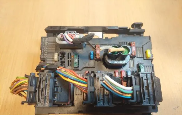 Peugeot 207 Central body control module 9664055780 BSML1100