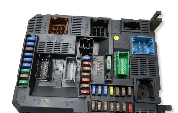 Peugeot 208 I Fuse module 9807532080 E1095294