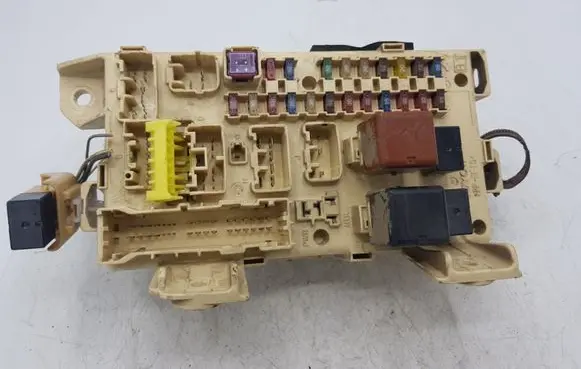 Toyota Avensis Verso Fuse module 8922144030