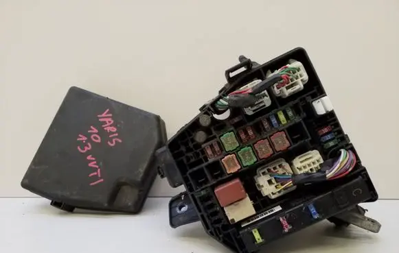 Toyota Yaris Fuse module 8266252580 7178R0A2