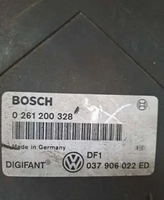 Volkswagen PASSAT B4 Engine control unit/module 037906022ED 0261200328
