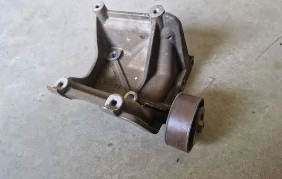 Toyota Hilux (AN10, AN20, AN30) A/C compressor mount bracket 