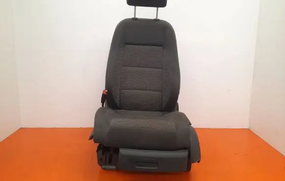 Volkswagen Touran I Front driver seat 