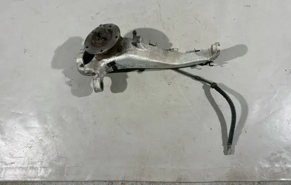 Volkswagen Touareg II Front wheel hub spindle knuckle 7P0407245A 201205430365 7P0407245B