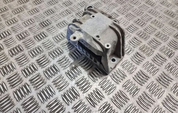 Skoda Octavia Mk2 (1Z) Engine mount bracket 1k0199262