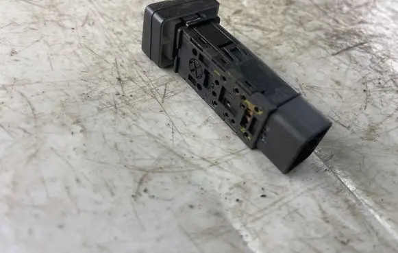 KIA Carens I Windscreen/window heater switch