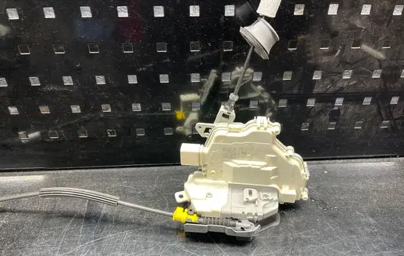 Audi Q3 8U Rear door lock 4G0839015C