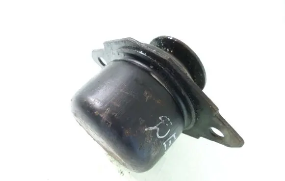 Volkswagen PASSAT B4 Engine mount bracket
