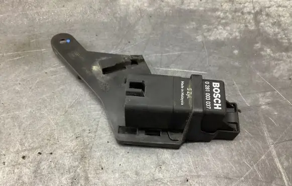 Volvo V70 Glow plug pre-heat relay 0281003037 30682834