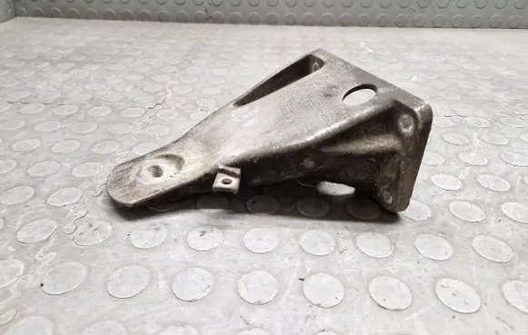 Engine mounting bracket