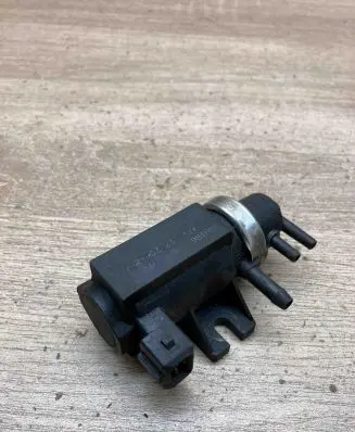 BMW 5 E39 Turbo solenoid valve 2246175 72190323