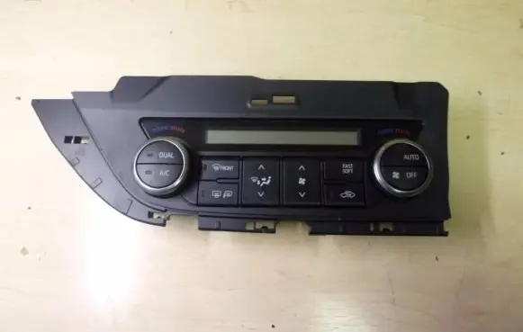 Toyota Auris E180 Climate control unit 5590002410 Y282