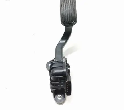 Accelerator throttle pedal