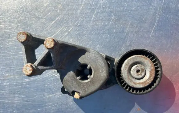 Seat Leon (1P) Generator/alternator belt tensioner 06A903315F 06A903315