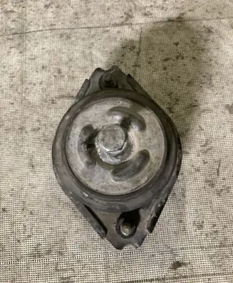 Mercedes-Benz ML W164 Engine mount bracket A2512403117