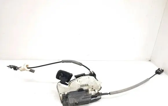 Volkswagen Golf VII Front door lock 5K1837016E