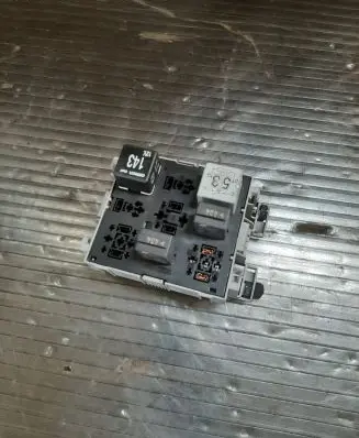 Volkswagen Touareg I Relay mounting block 7L0937503A