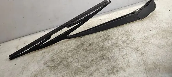 Rear wiper blade arm