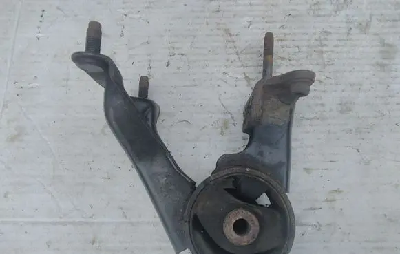 Toyota Avensis T250 Engine mount bracket