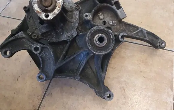 Volkswagen PASSAT B5 Generator/alternator bracket 028903143AF