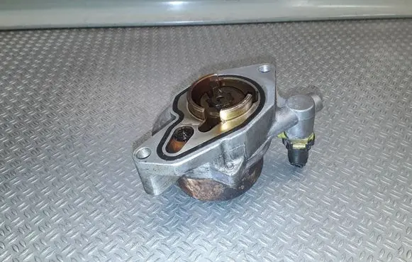 Opel Insignia A Vacuum pump 