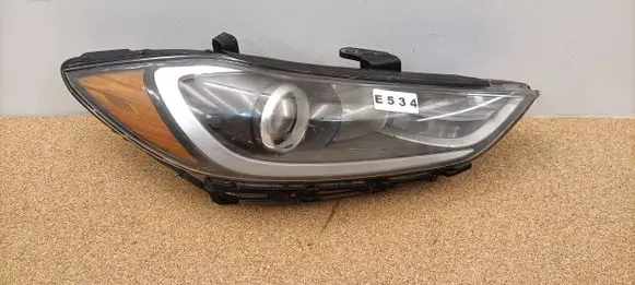 Hyundai Elantra VI Headlight/headlamp 92102-F3