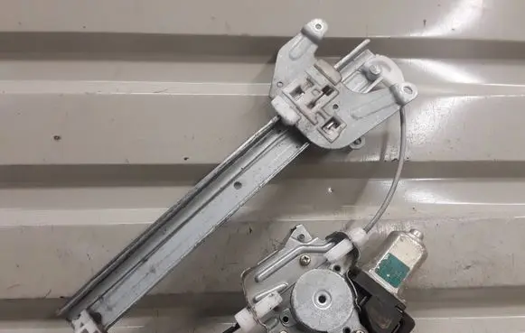 Nissan X-Trail T30 Rear door window regulator with motor 8073089913