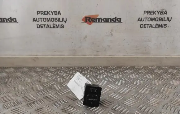 Toyota Avensis Verso Wing mirror switch 183574