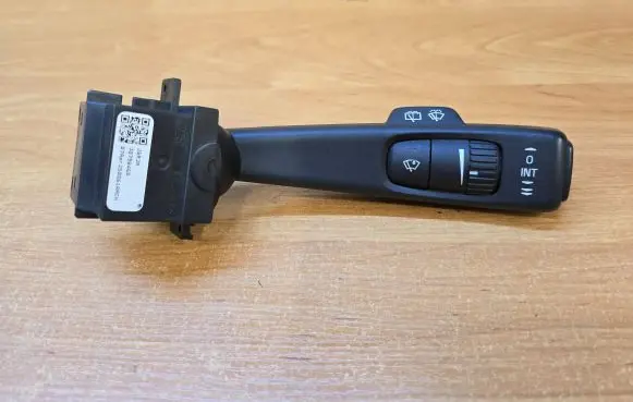 Volvo XC70 Wiper control stalk 30798465 J6R3A 250061AACH