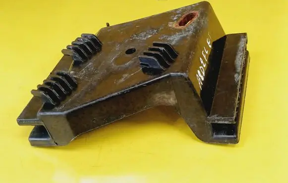 Rear bumper mounting bracket