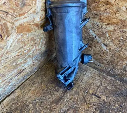 Mercedes-Benz E W124 Oil filter mounting bracket 6011840025