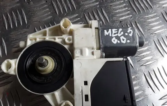 Renault Megane III Rear door window regulator motor 827300003