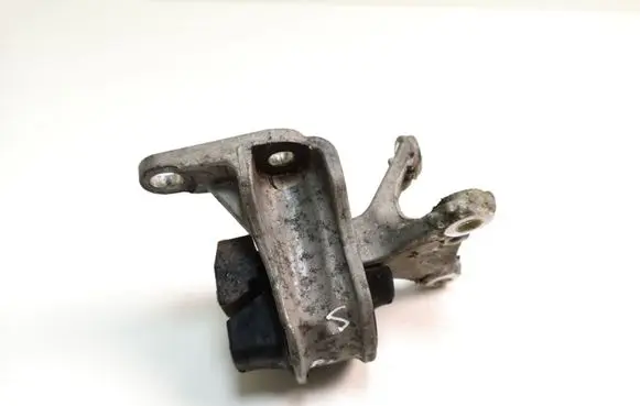 Honda CR-V Engine mount bracket