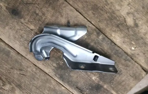 Engine bonnet/hood hinges