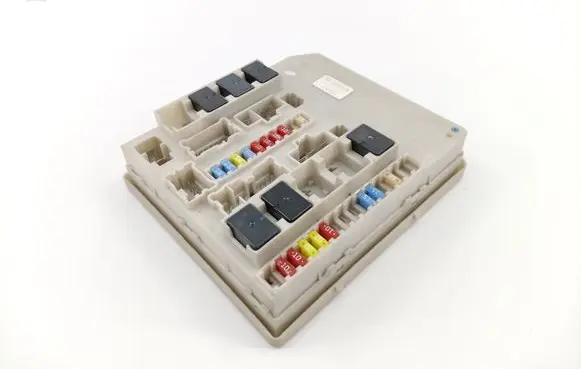 Renault Clio III Fuse module 674654