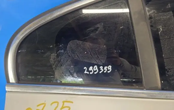 Volvo S60 Front windscreen/windshield window 31352038