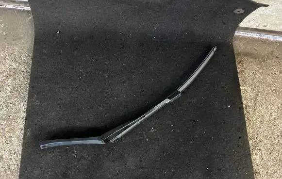 Mercedes-Benz E AMG W212 Front wiper blade arm A2128201544
