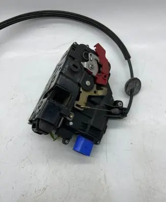 Volkswagen Golf V Rear door lock 7L0839015