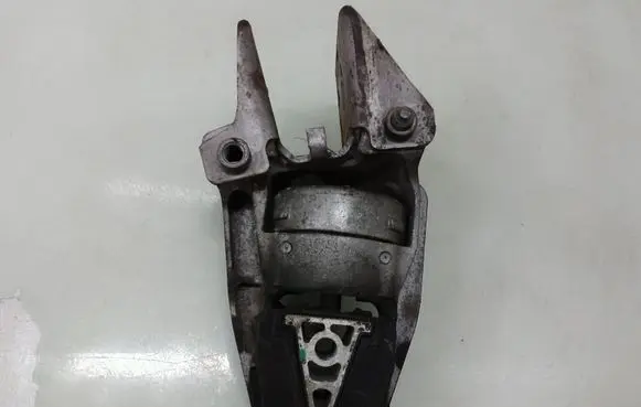 Engine mount bracket