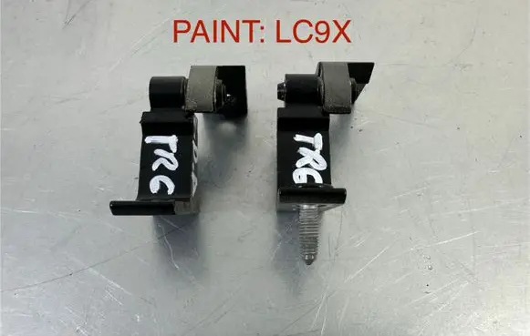 Volkswagen Touareg III Rear door lower hinge A048574