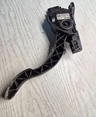 Volvo V70 Accelerator throttle pedal 6G929F836AD