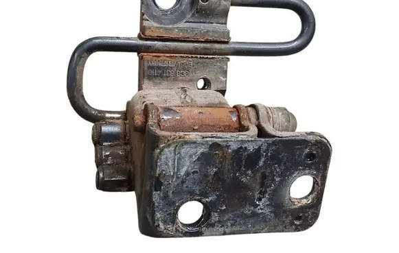 Volkswagen PASSAT B7 Front door lower hinge 3C8831411C