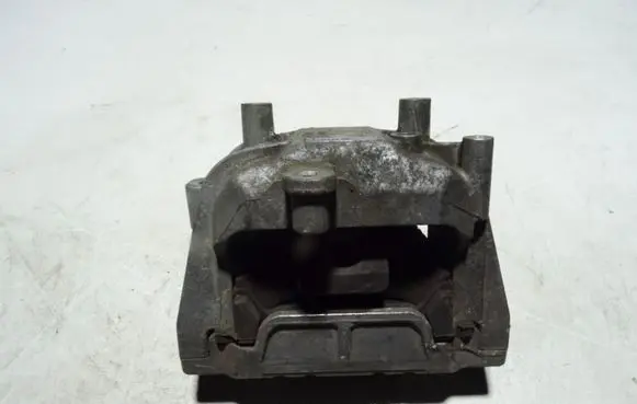 Volkswagen PASSAT B6 Engine mount bracket 1K0199262CE