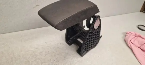 Skoda Octavia Mk2 (1Z) Armrest 3T0864207B