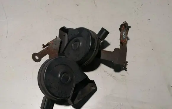 Volkswagen PASSAT B7 Horn signal 7N0951221A 7N0951223A