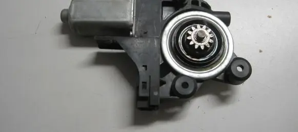 Volvo V70 Front door window regulator motor 970713101