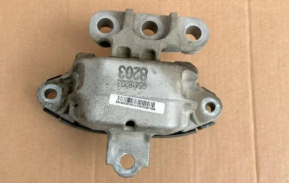 Opel Mokka Engine mount bracket 95418203