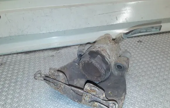 Opel Meriva B Front brake caliper