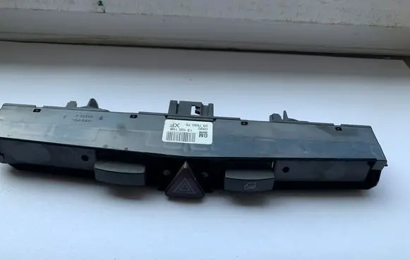 Opel Astra H Hazard light switch 13100105 03758075