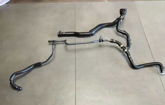 Volkswagen Touran III Engine coolant pipe/hose 05E121064E